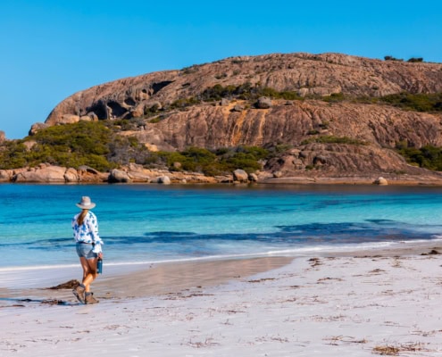 TRAVELLERS EXPLORING THE ESPERANCE COASTLINE ON THE 23 DAY ACTIVE WESTERN AUSTRALIA ADVENTURE TOUR